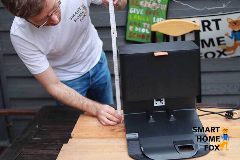 Die Absaugstation des Roomba j7+ wird mit einem Lineal ausgemessen.